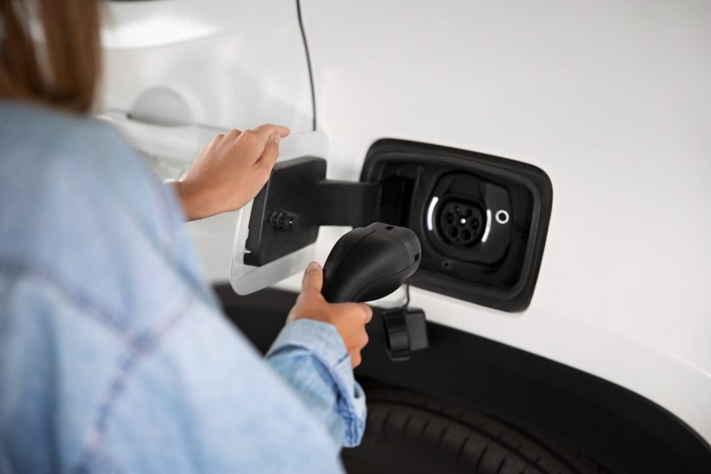 電動車充電-較燃油車入油便宜